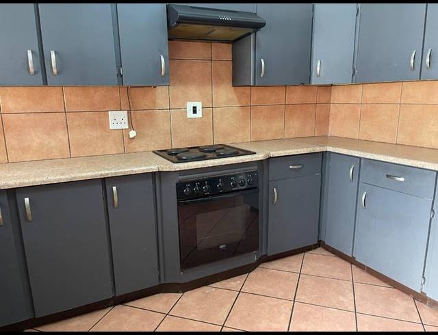2 BEDROOM TOWNHOUSE FOR SALE IN VANDERBIJLPARK CW 3